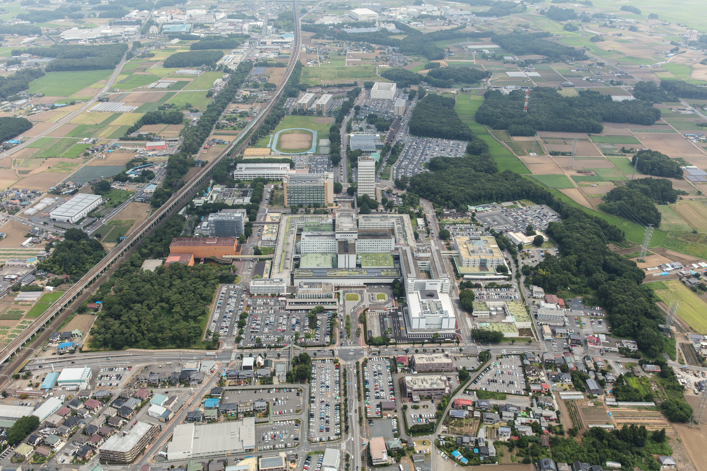 広大なキャンパスは東京ディズニーランドとほぼ同じ面積！教育研究機関として圧倒的な施設・設備を誇ります。
ＪＲ自治医大駅もすぐ近くで東京までも乗換なしで便利。大学内には、寮、コンビニ、スタバ、郵便局、銀行、レストランなどがあり快適な生活環境です。