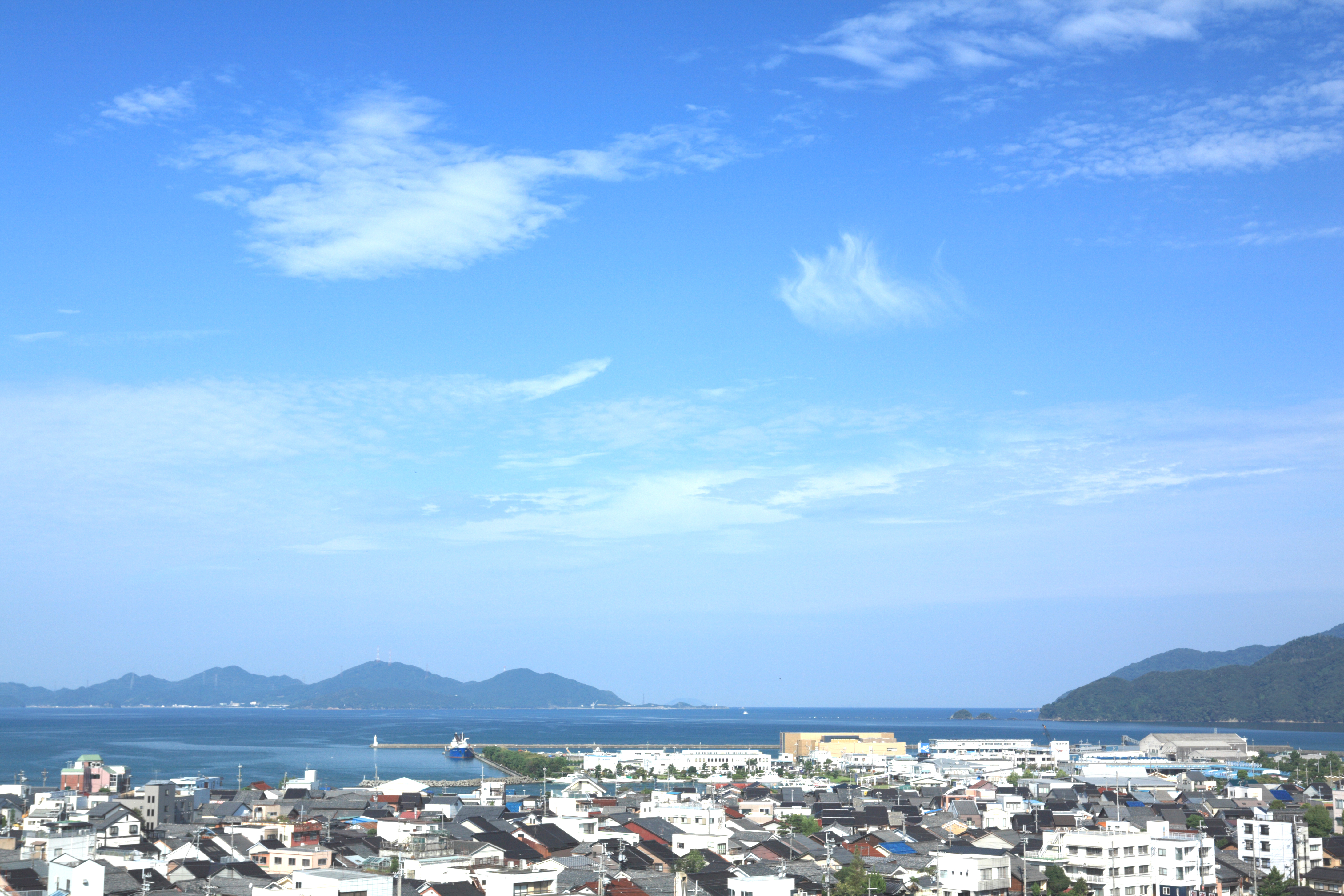 病棟からの街並みと海の風景