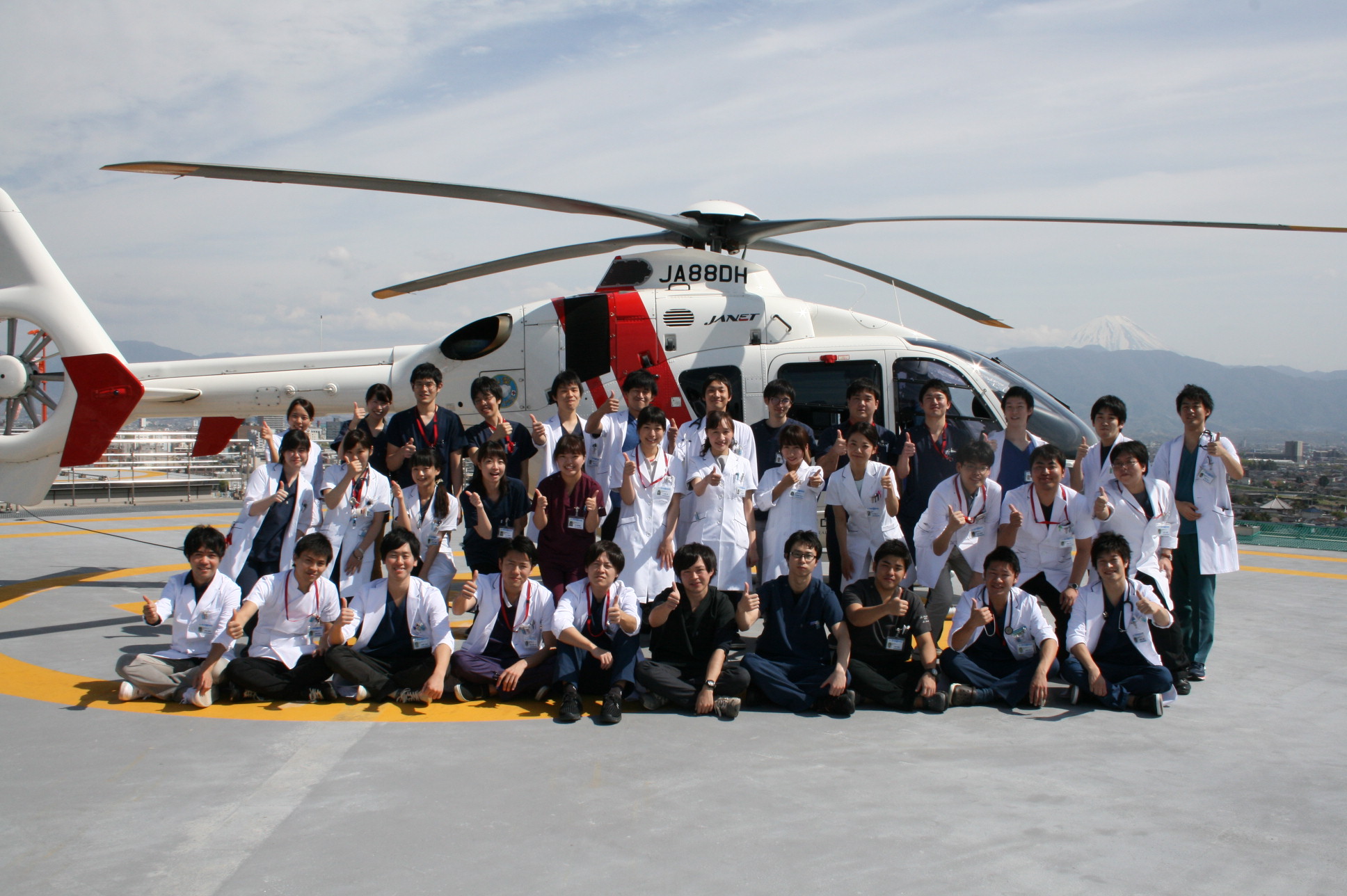 山梨県立病院機構 山梨県立中央病院 山梨県立北病院 重層屋根瓦方式で世界に飛躍する医師を育てる