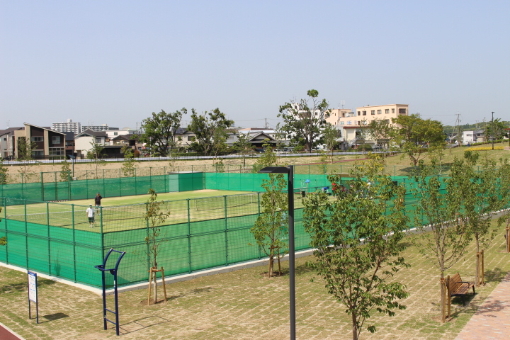 敷地内には和泉市民の方も利用できるテニスコートもあります！