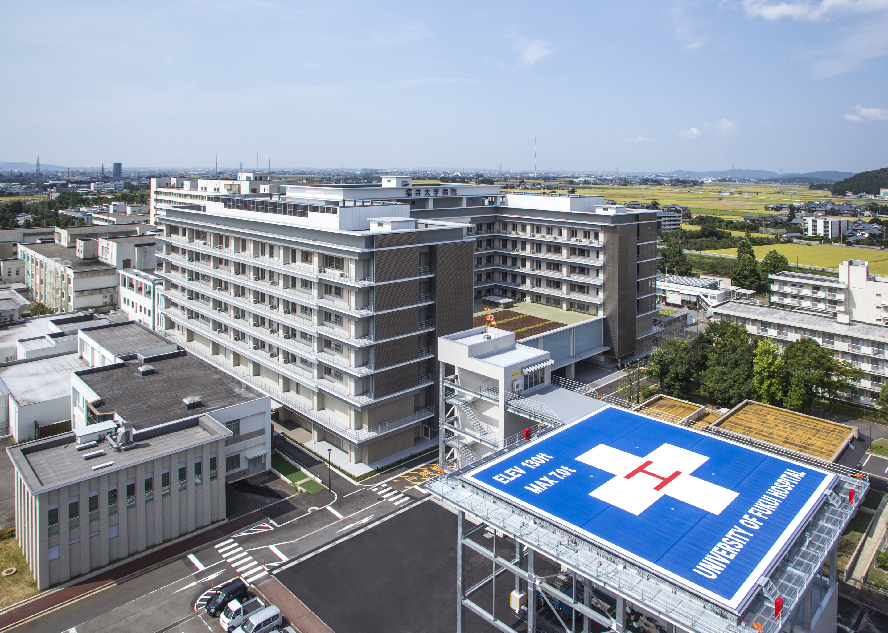 H26年度完成した病棟とヘリポート。