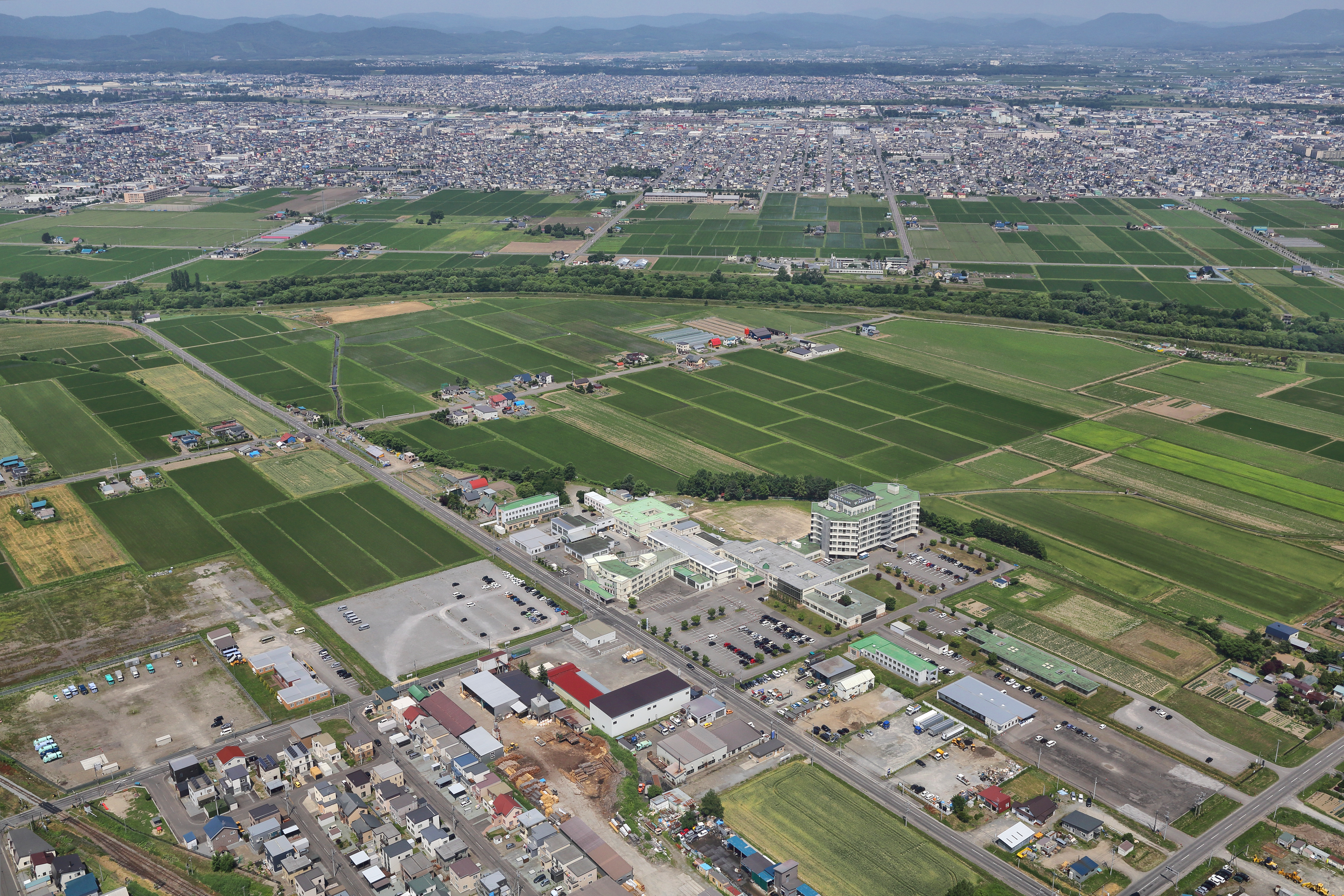 旭川市と旭川圭泉会病院　空撮風景