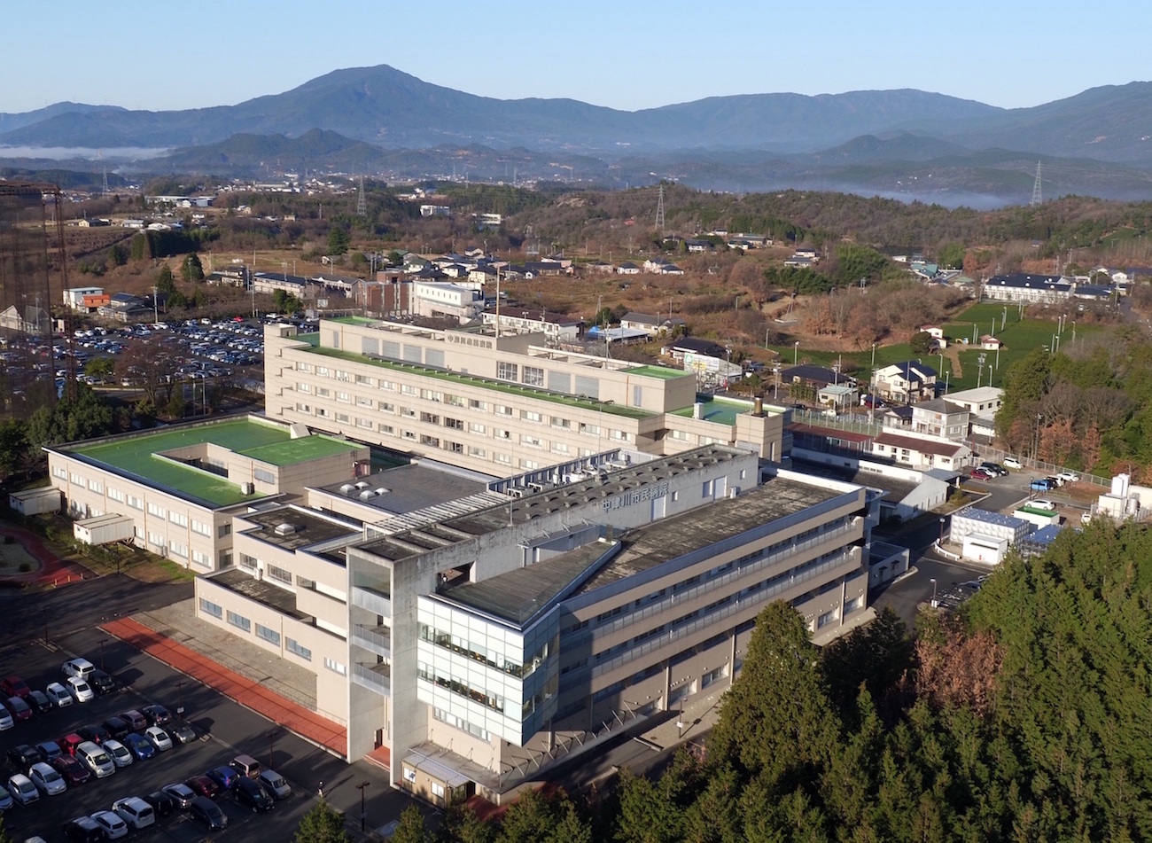 上空から望む中津川市民病院と左上は笠置山