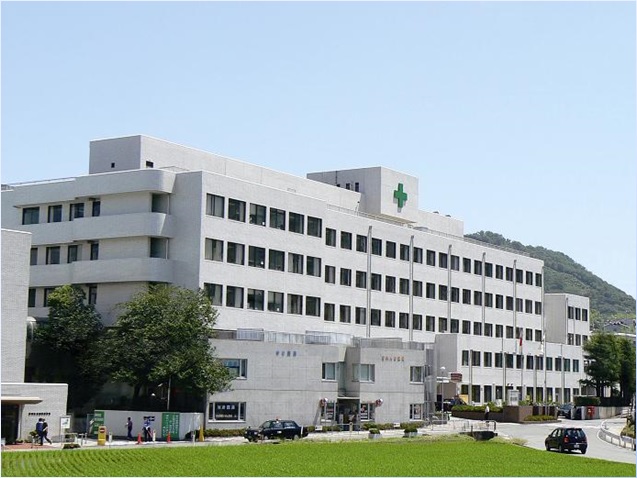 洛和会音羽病院
山と緑に囲まれた病院です。