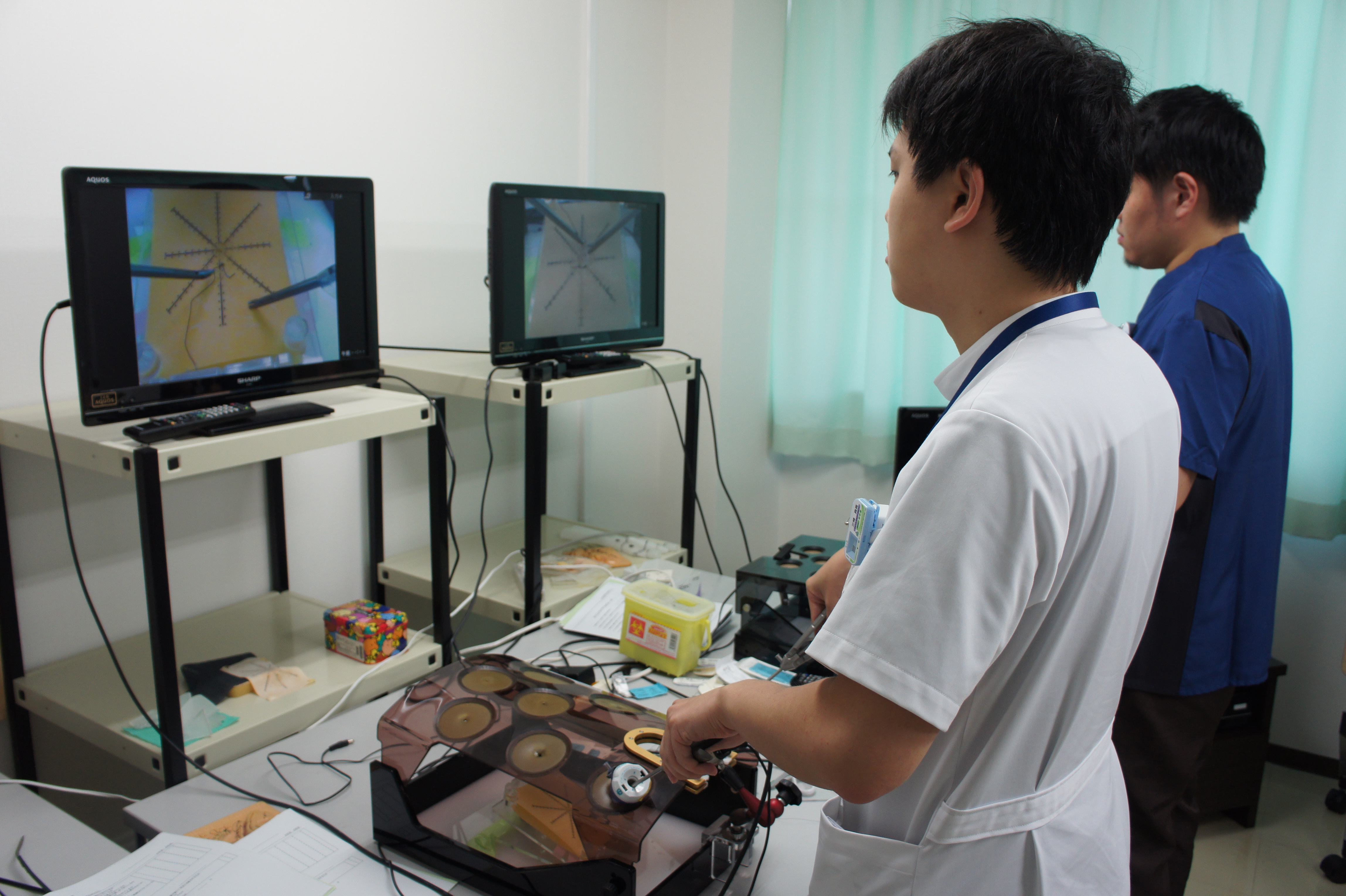 内視鏡縫合レクチャー。当院は患者さんへの優しい医療提供の一環として内視鏡手術を推奨しています。
いつでもトレーニングできるよう模型が研修室横に常備してあります。