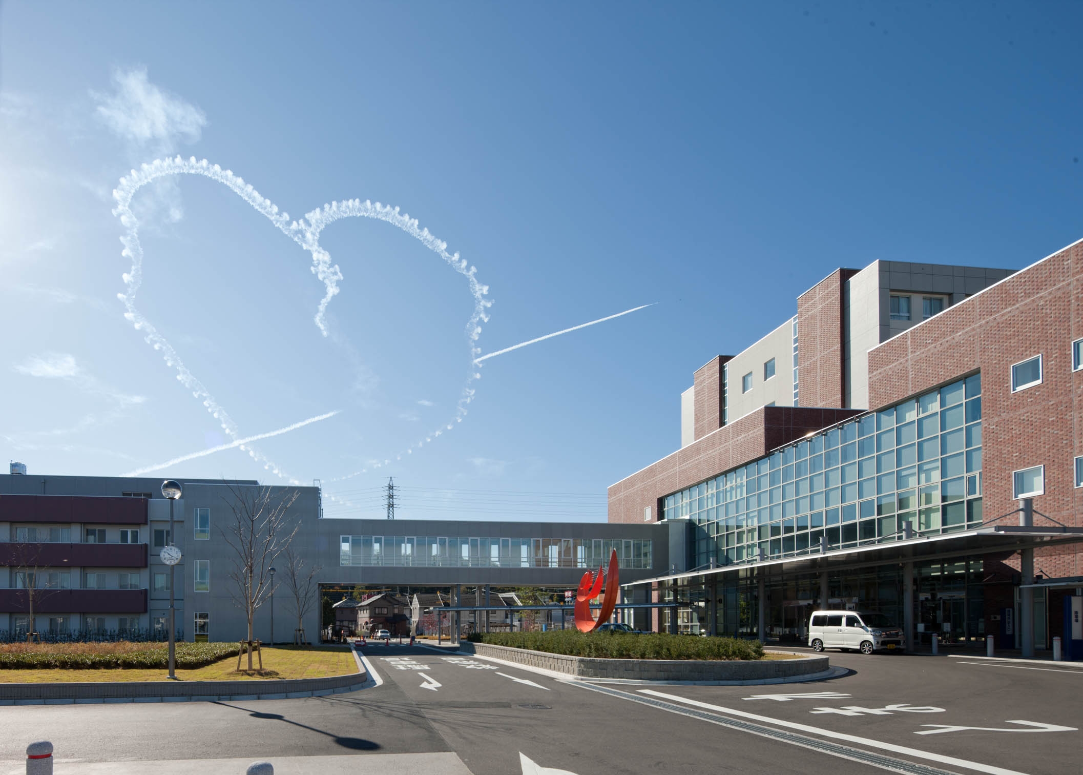 市内で毎年航空祭が開催され（新型コロナウイルスのため昨年、今年は中止）、ブルーインパルスのアクロバット飛行が行われる年もあります。