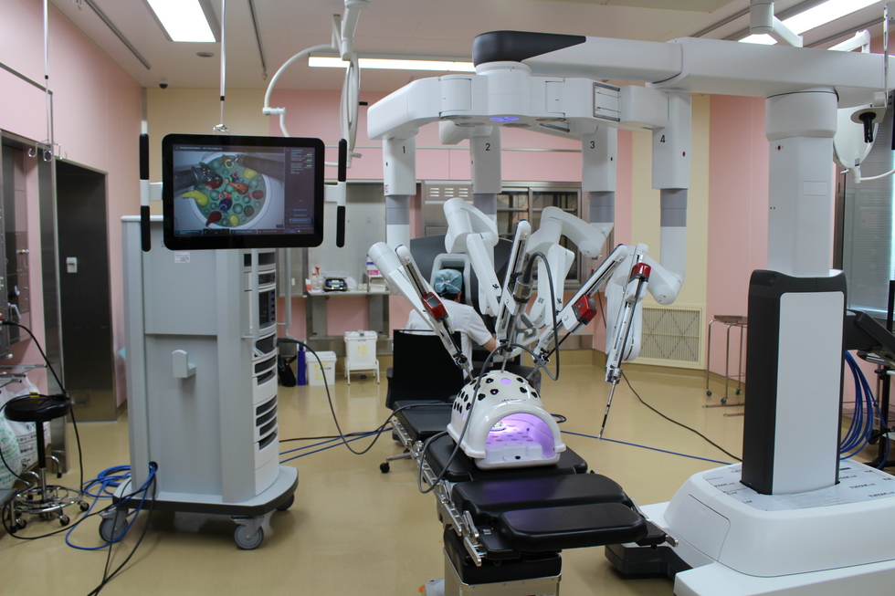 当院では、富山県内では６台目、新川医療圏では初めてとなる手術支援ロボットシステムDa Vinci Xi（ダビンチ　エックスアイ）を導入しました。