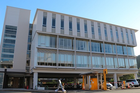 タボール館（2015年増築）外観
    (4階)姫路メディカルシミュレーションセンター ひめマリア®
    (2階)リハビリテーションセンター