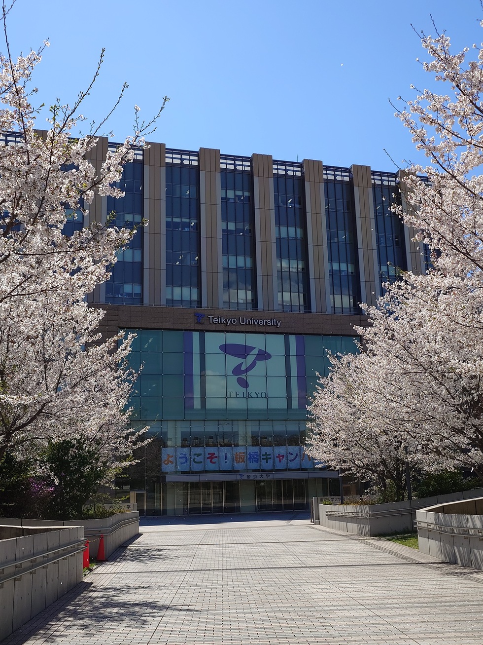 病院外観②　春にはきれいな桜が咲きます！