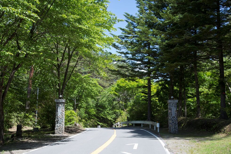 国立ハンセン病療養所は、国立の医療機関として、北は青森県から南は沖縄県宮古島まで全国（青森県、宮城県、群馬県、東京都、静岡県、岡山県、香川県、熊本県、鹿児島県、沖縄県）に13施設あり、入所者の方々に対して、それぞれの地域に根ざした医療を提供しています。