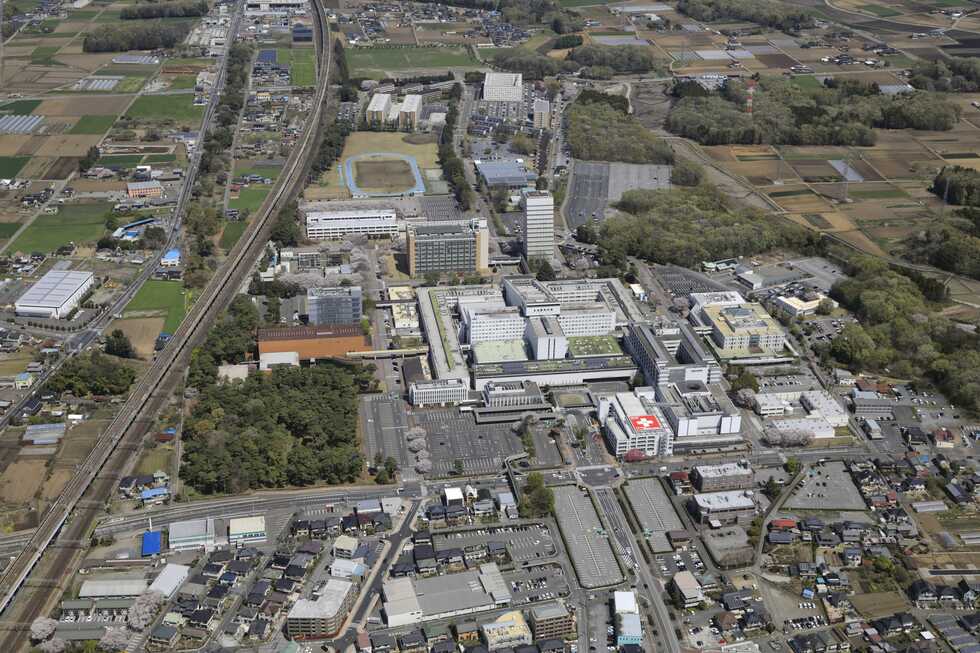 広大なキャンパスは東京ディズニーランドとほぼ同じ面積！教育研究機関として圧倒的な施設・設備を誇ります。
ＪＲ自治医大駅もすぐ近くで東京までも乗換なしで便利。大学内には、寮、コンビニ、スタバ、郵便局、銀行、レストランなどがあり快適な生活環境です。