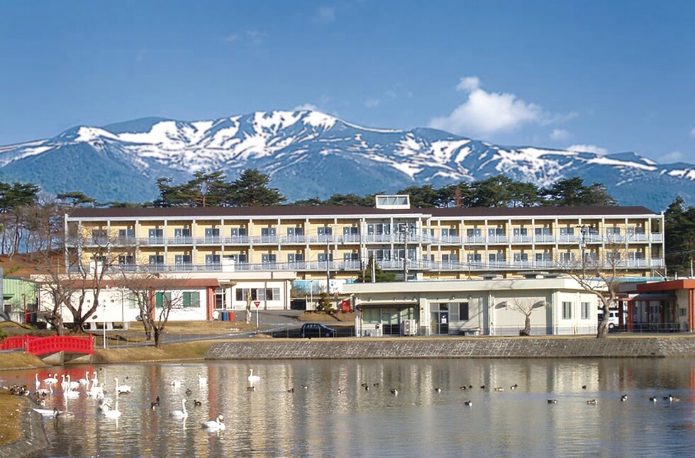 国立ハンセン病療養所は、国立の医療機関として、北は青森県から南は沖縄県宮古島まで全国（青森県、宮城県、群馬県、東京都、静岡県、岡山県、香川県、熊本県、鹿児島県、沖縄県）に13施設あり、入所者の方々に対して、それぞれの地域に根ざした医療を提供しています。