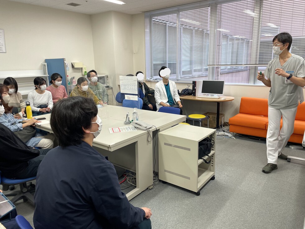 研修医＆医学生から人気の“総合診療科指導医によるレクチャー”
毎週木曜日に開催しています。たったの60分で「実践的でかなり使える知識」が身につきます。