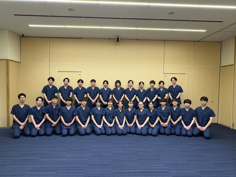 当院では現5・6学年の医学生および既卒者の方に限り、感染拡大に十分注意、配慮（院内では清潔なマスク、アイガードの着用、手指消毒液の携帯、見学当日に感染制御部の医師、看護師による感染防御の講義受講）した上で病院見学を実施しております。

病院見学を希望される方は、当院HP「病院見学・お問合わせ」より、詳細をご確認の上、お申込みいただきますようよろしくお願いいたします。
