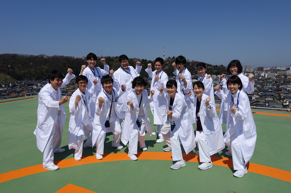 今年は、当院に13名の研修医がやってきました。1年目研修医11名と2年目Bプログラム京大とのたすき研修医2名です。在籍研修医は合計で19名となりました。