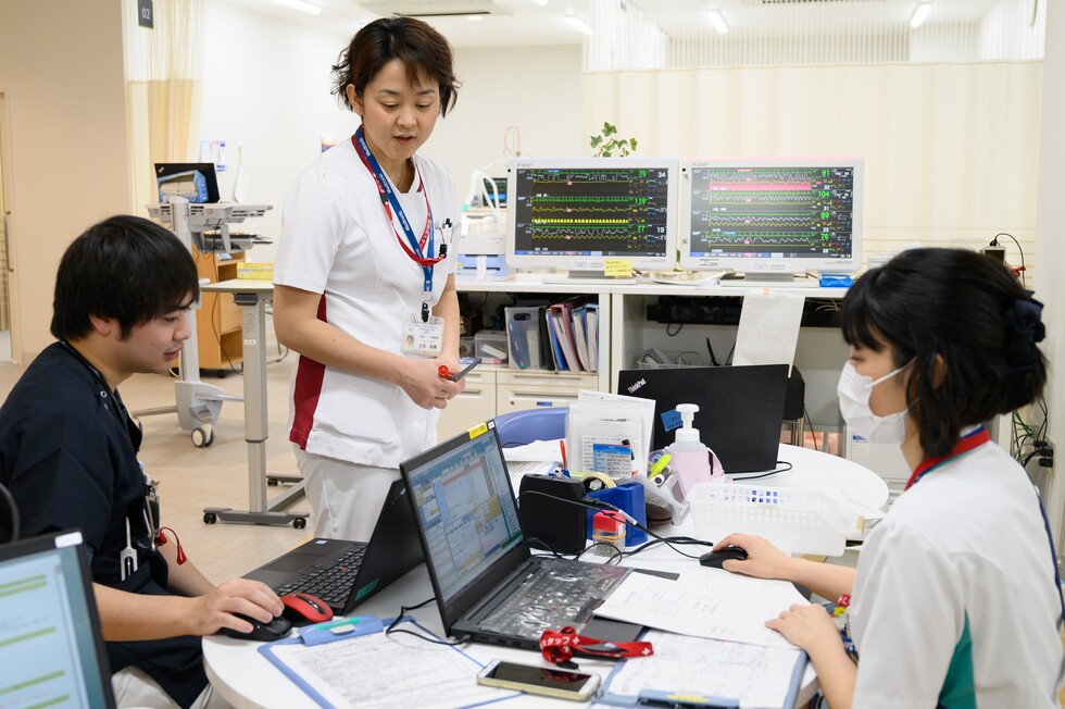 集中治療室の風景。オープンな雰囲気。看護師さんも優しいです。