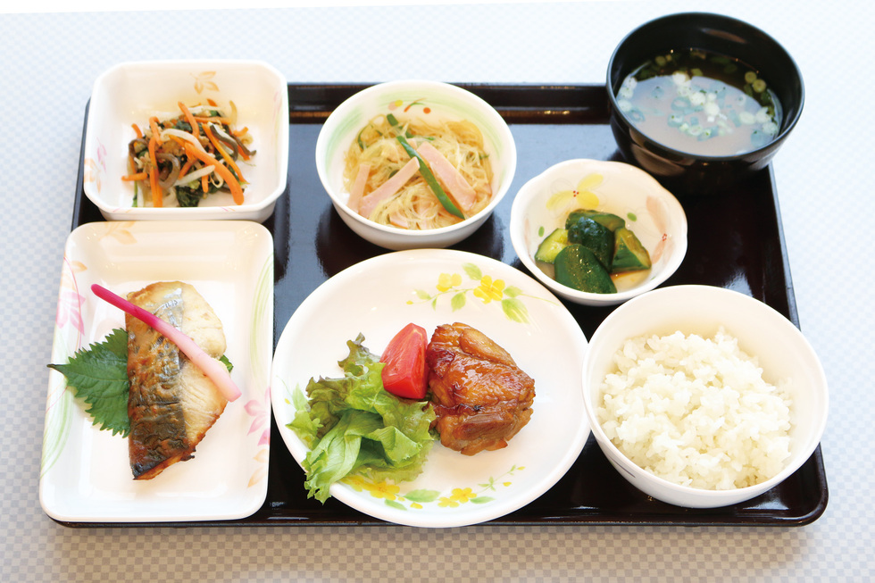 職員食堂では院内調理で温かいご飯を食べる事ができます。