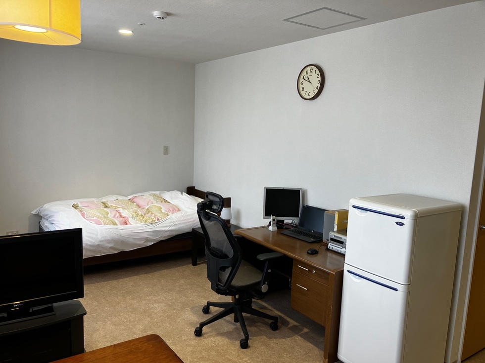 当直室は男女別で電子カルテ端末も完備しております