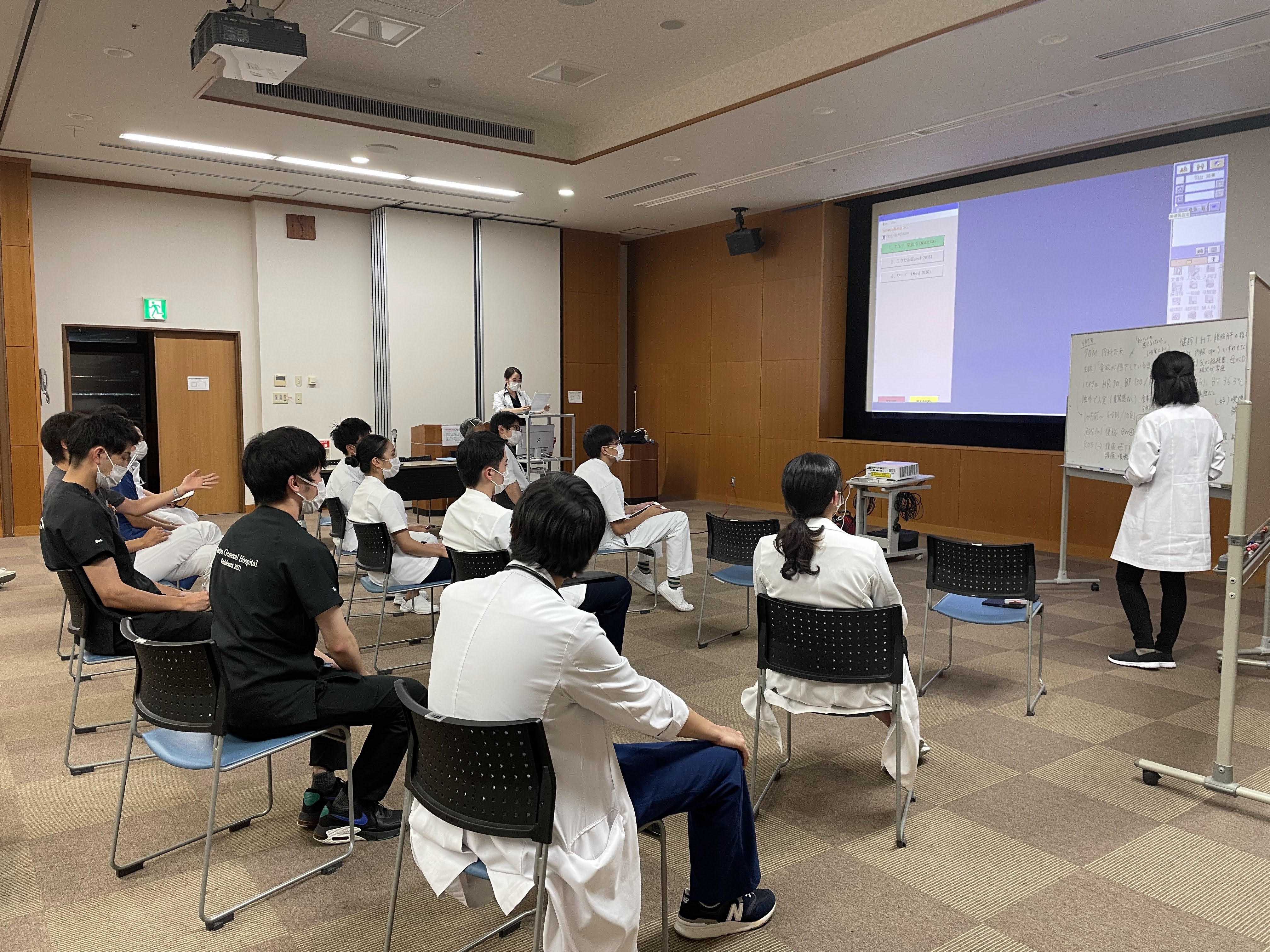 “研修医勉強会”は毎週水曜日の夕方に開催。研修医が主体となり症例検討をします。指導医・専攻医の先生方も自由に参加！もちろん医学生さんも大歓迎です！！
