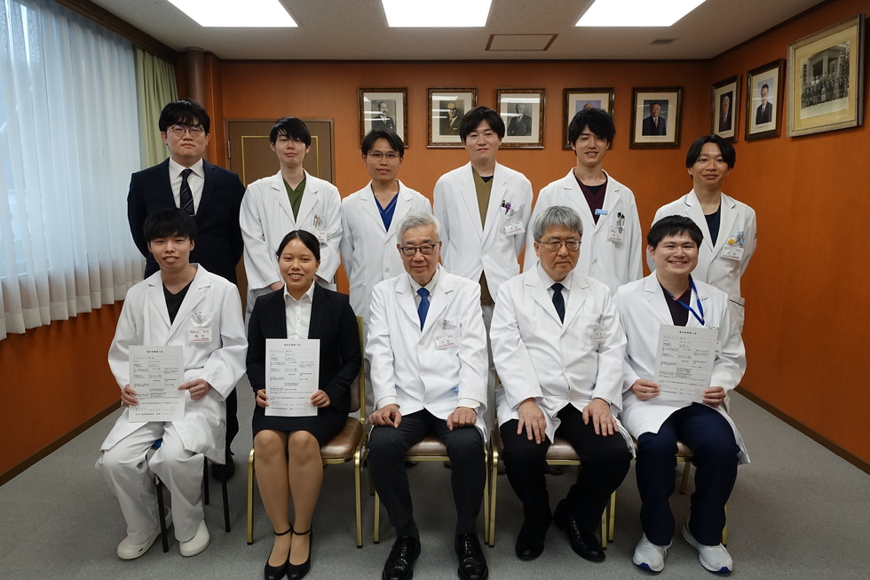 令和6年4月採用の研修医の修了証授与式を行いました。研修医同士とても仲が良く、充実した2年間を過ごしました。