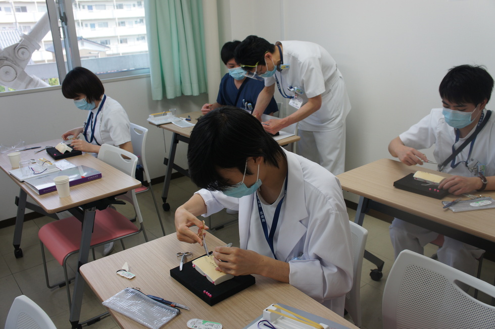 これは外科医師が縫合レクチャーしている様子です。