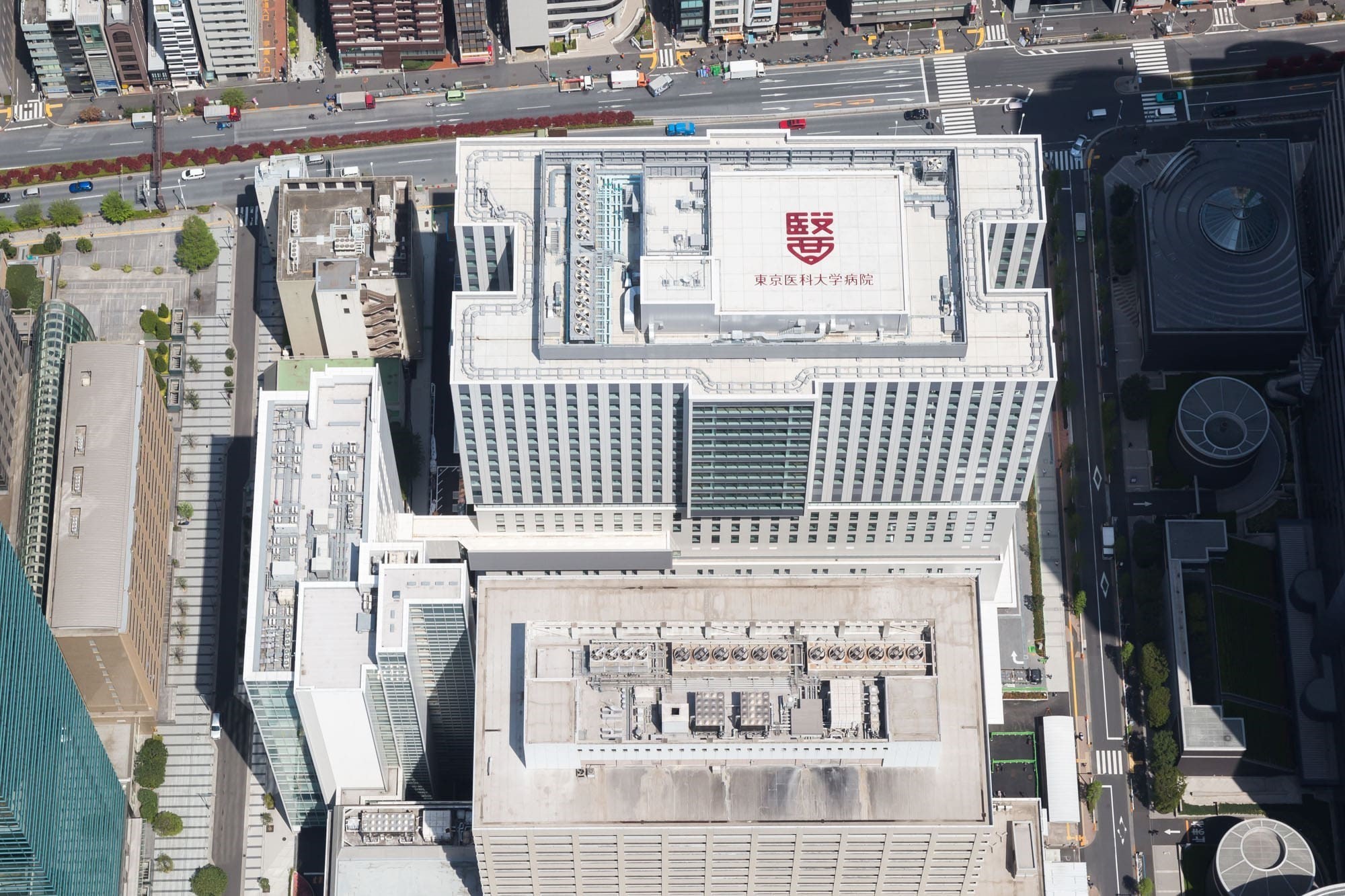 病院は地上20階地下2階、東京都区西部の災害拠点病院でもある当院は、免震構造となっています。