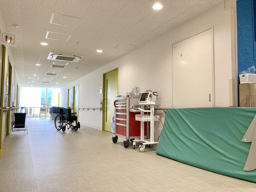 新しい病院らしく、病棟の廊下も広く明るいです。こういうのが、地味に気分よく働けます。