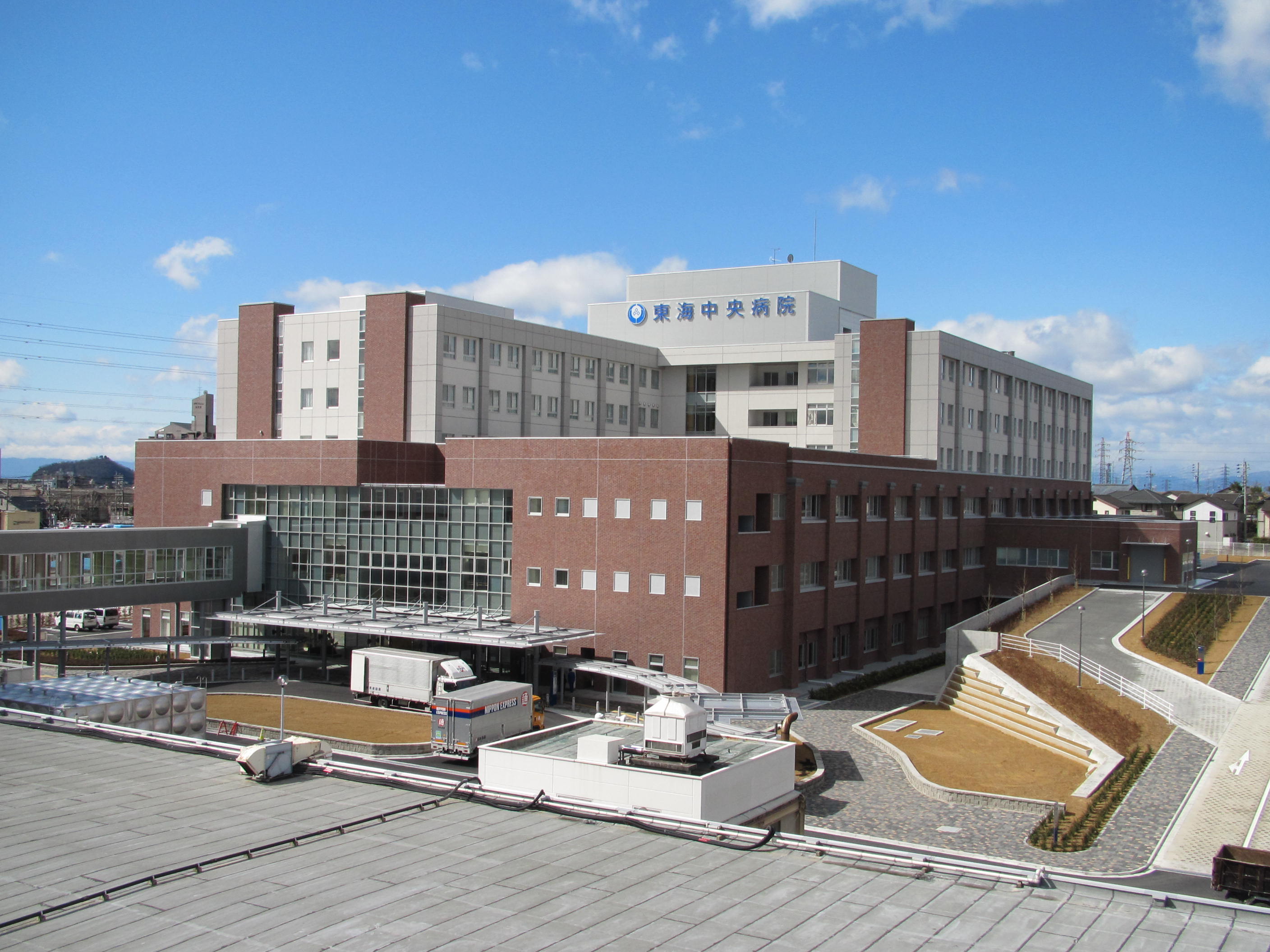 平成23年（2011年）に新築、きれいな病院です。