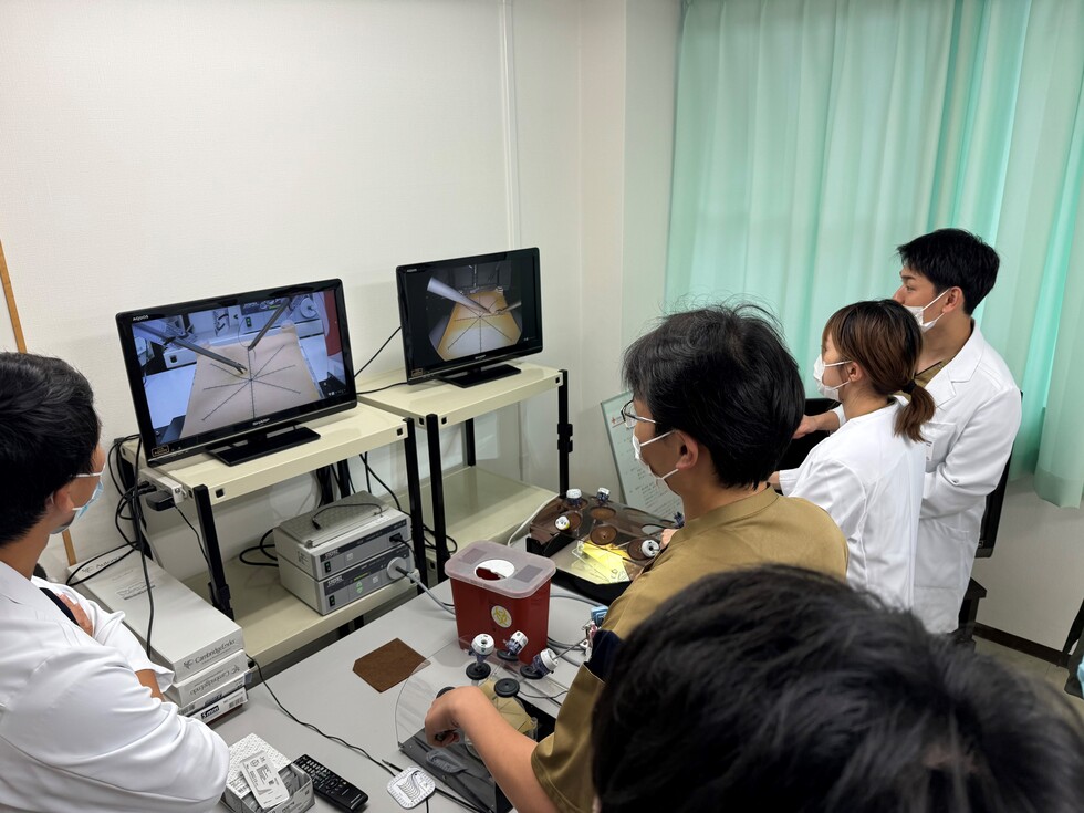 内視鏡縫合レクチャー。当院は患者さんへの優しい医療提供の一環として内視鏡手術を推奨しています。
いつでもトレーニングできるよう模型が研修室横に常備してあります。