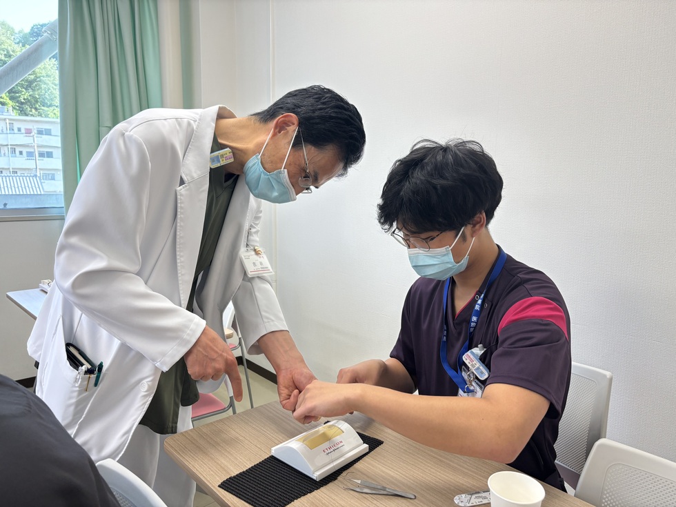 これは外科医師が縫合レクチャーしている様子です。