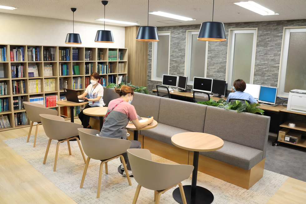 【図書室】調べ物から休憩まで幅広く活用可能