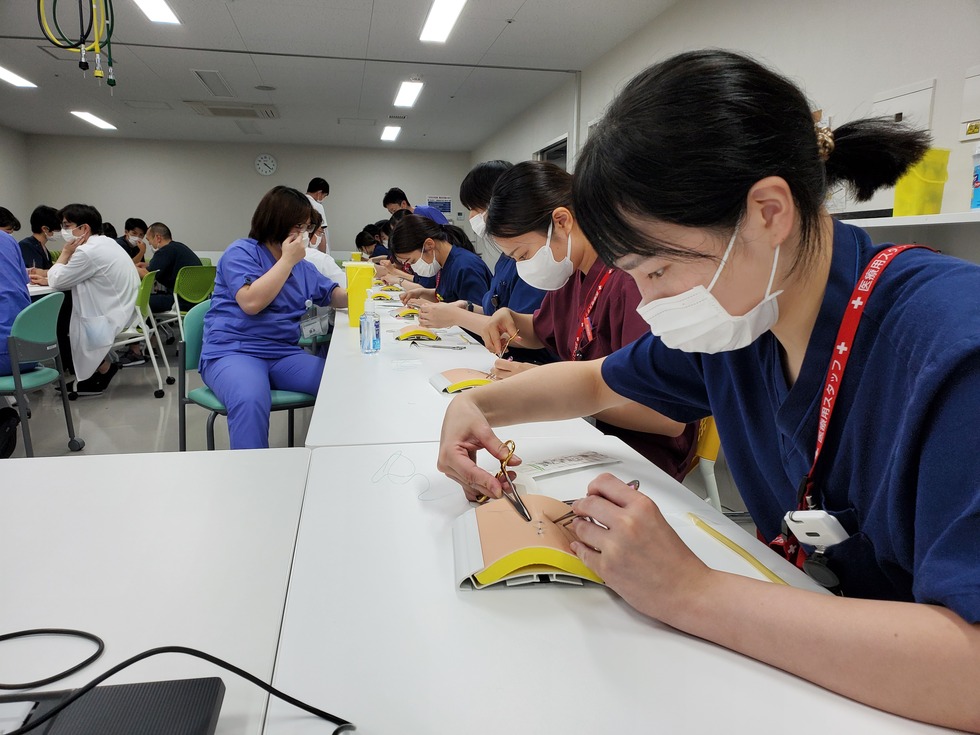 研修医の外科縫合レクチャーの様子