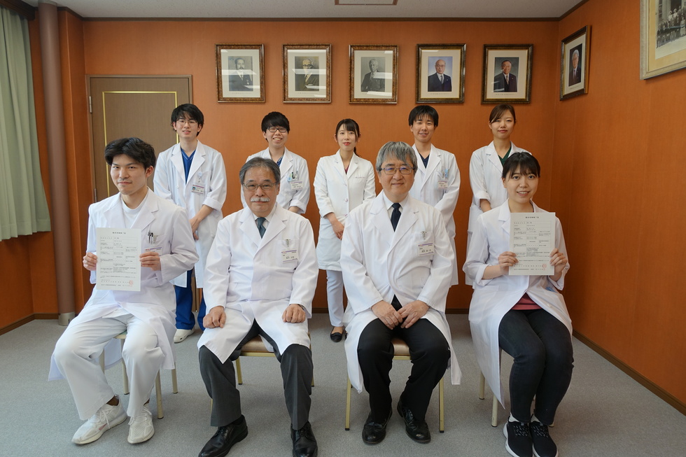 令和2年4月採用の研修医10名の修了証授与式を行いました。研修医同士とても仲が良く、充実した2年間を過ごしました。