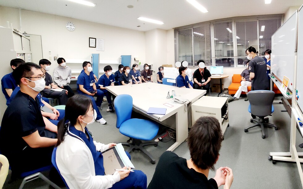“研修医勉強会”は毎週水曜日の夕方に開催。研修医が主体となり症例検討をします。指導医・専攻医の先生方も自由に参加！医学生さんも大歓迎です！！
