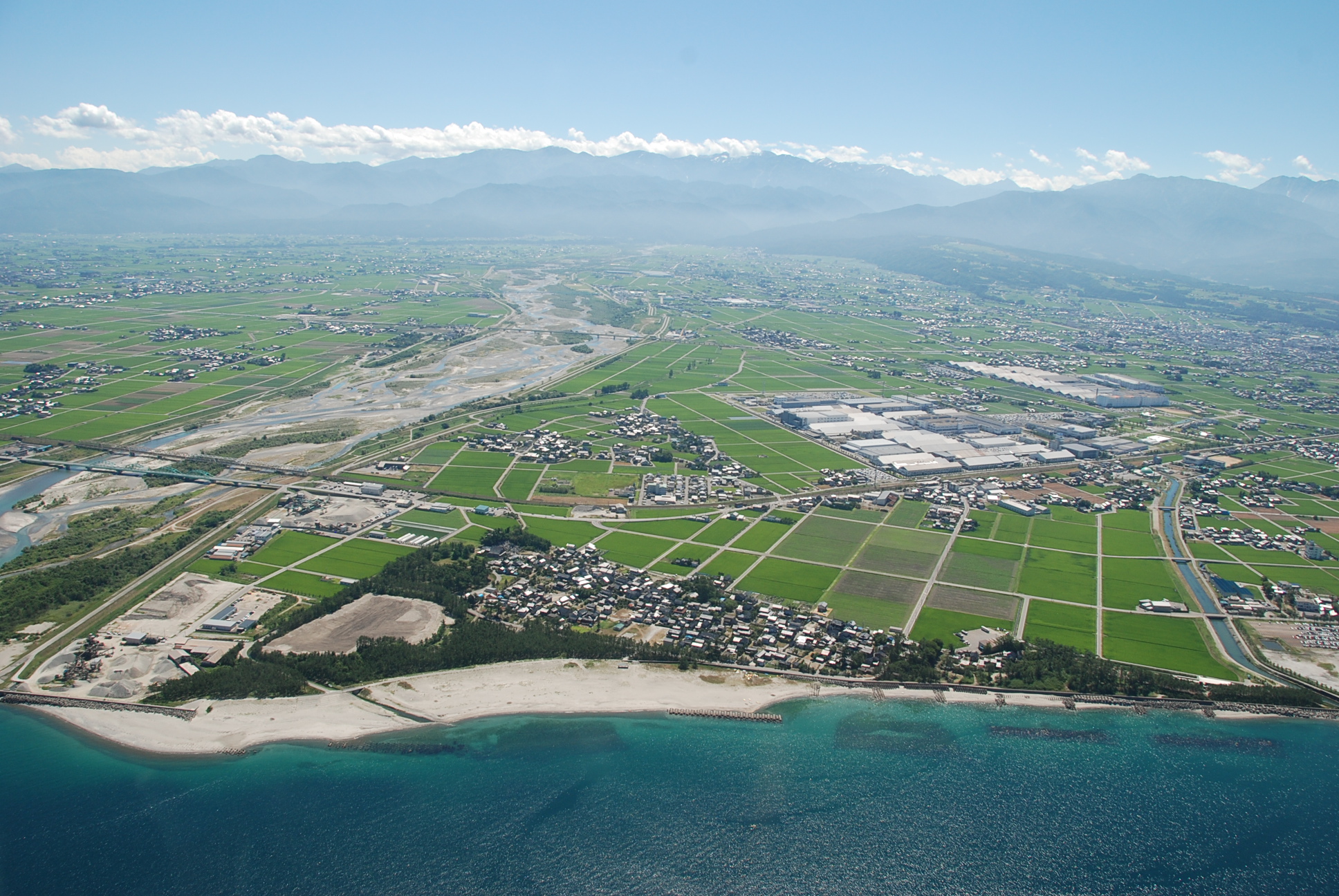 黒部市 空撮写真。
立山連峰 ～ 黒部峡谷・宇奈月温泉 ～ 黒部川・扇状地 ～ 日本海。