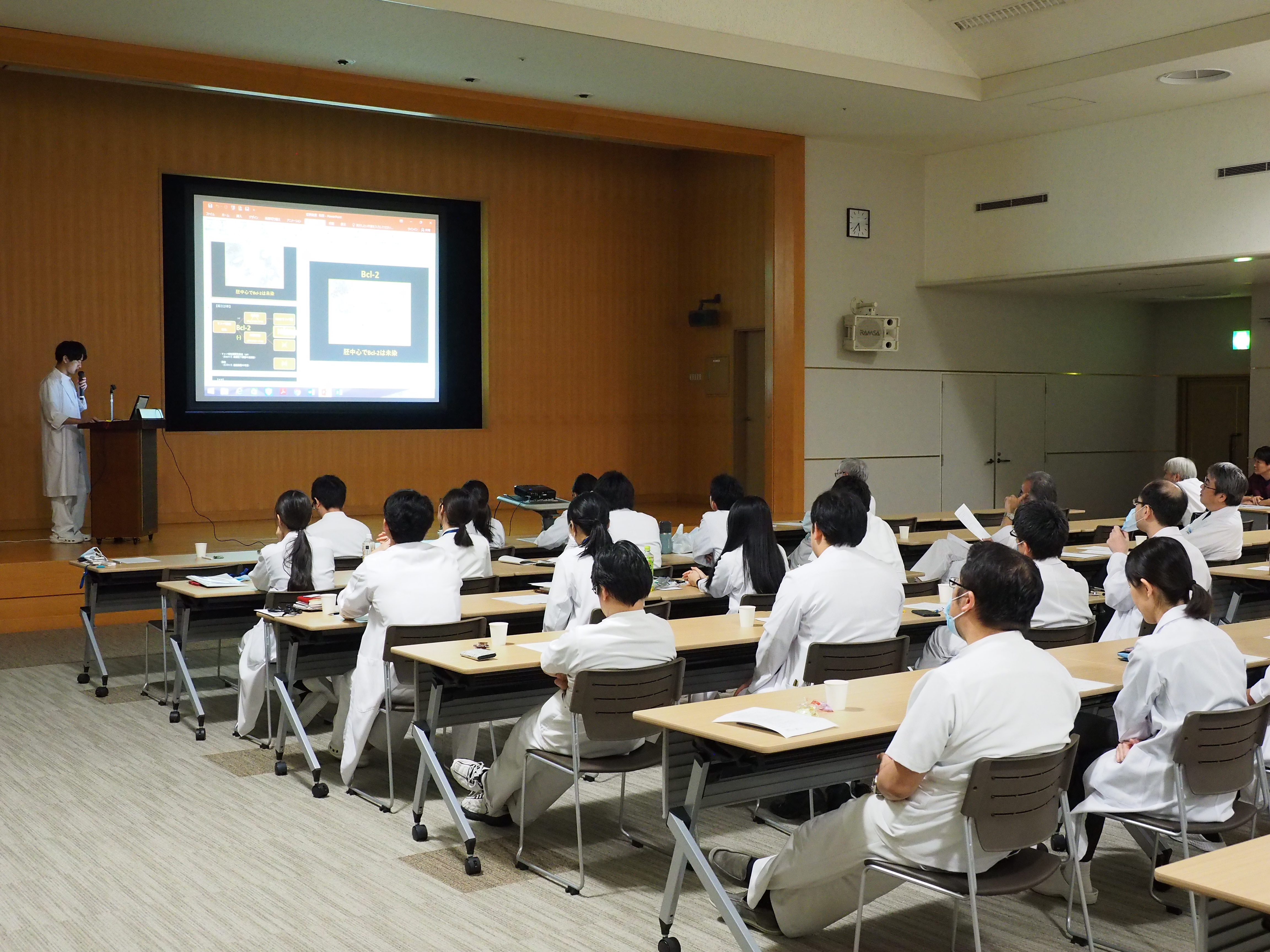 毎年2月に行う研修医の症例発表会。約20名の指導医も参加し、質問やアドバイスをいただきます。優秀者は日本赤十字社の学会で発表します。