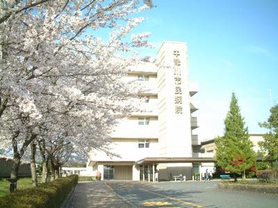 中津川市民病院正面（桜の季節）
