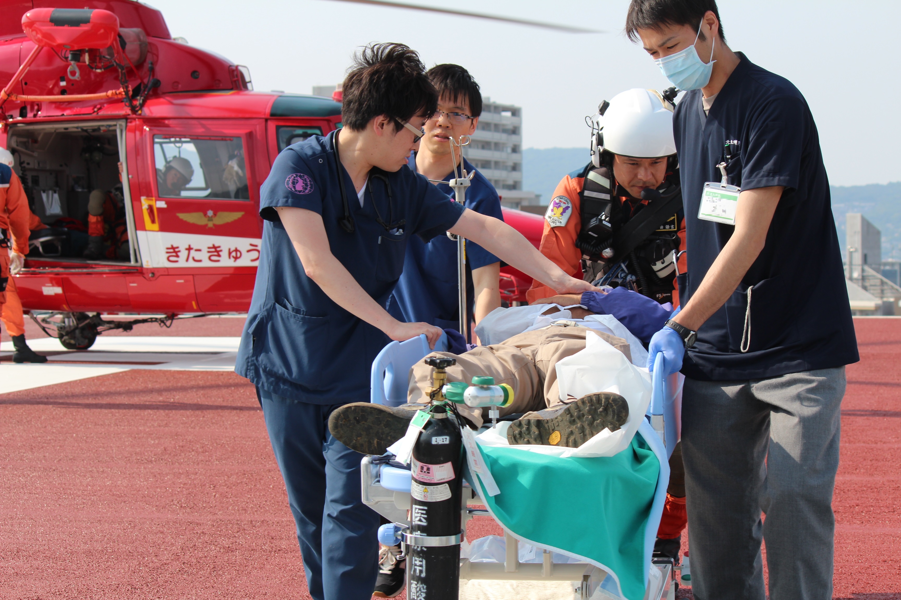 北九州市及び近郊130万人を対象とした1次から3次までの成人、小児救急医療を担当しており、救急外来症例数は約36,000件（新型コロナ前の数値。新型コロナ中は約28,500件。）と全国的にみても豊富です。
また、10トン離陸加重に対応可能な県内屈指の屋上ヘリポートを持ち、自衛隊及び海上保安庁の大型ヘリが発着可能です。海難事故に対する拠点施設として救命医療活動も行っています。