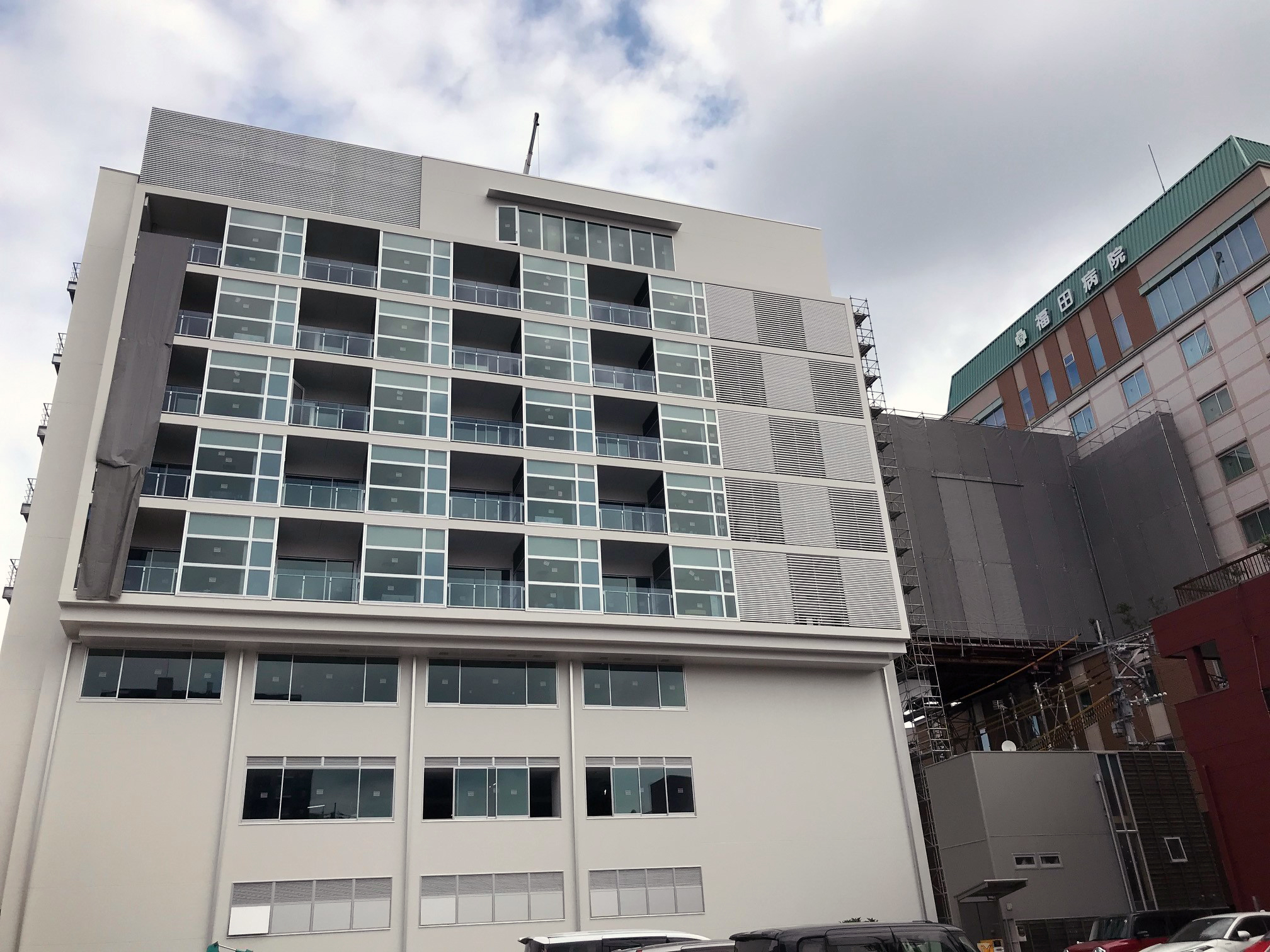 名称は「令和館」。10階建ての免震構造で、これまで以上に快適な病室や医局があり、とは6階8階に設置された空中連絡通路で繋がっています。