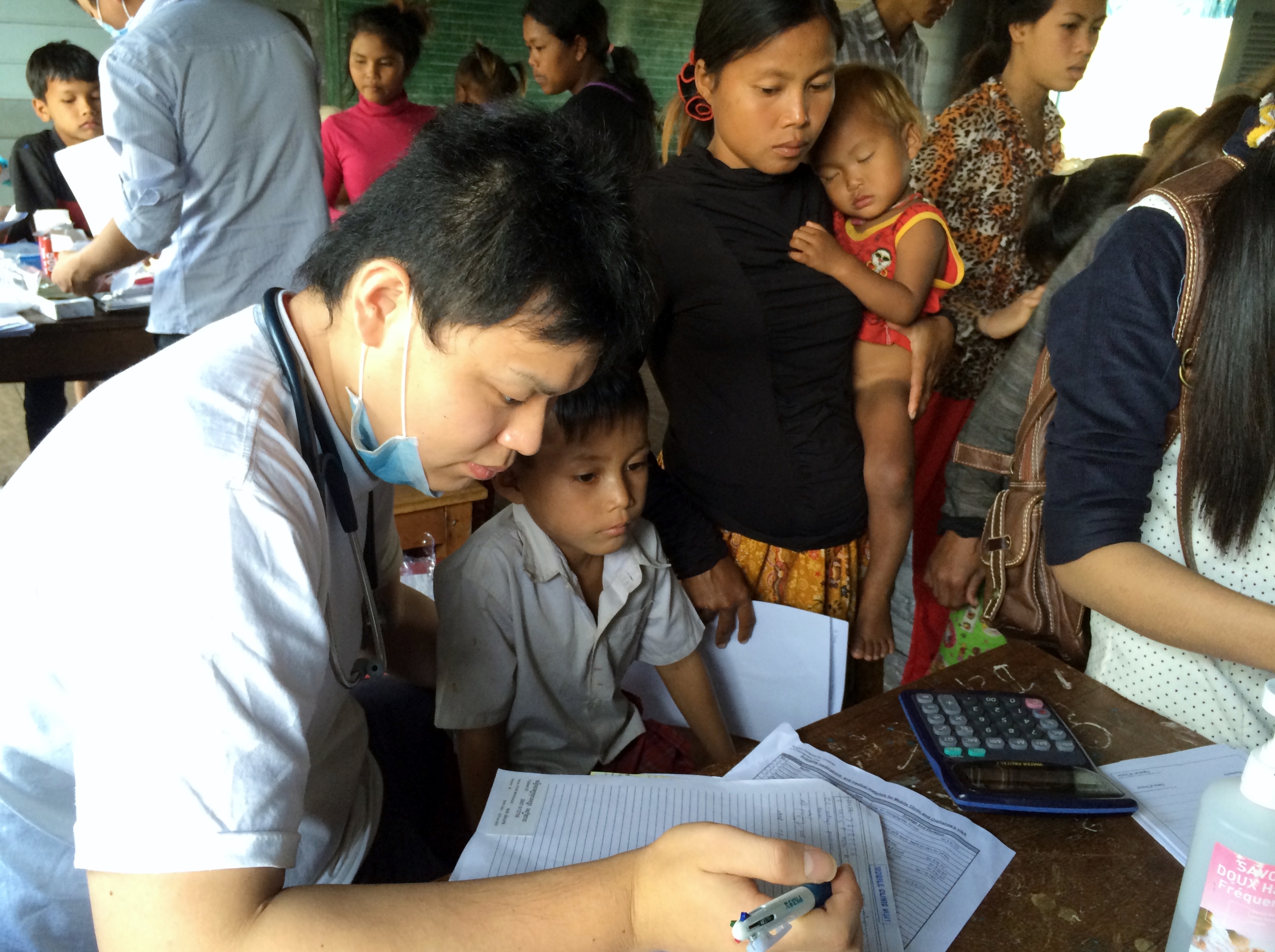 海外（カンボジア）研修。地域医療の一環として、医療設備が乏しい環境の中で行える範囲の医療を経験できる。